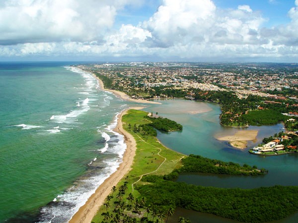 Vista aérea da Praia do Buraquinho, ao norte de Salvador, Bahia